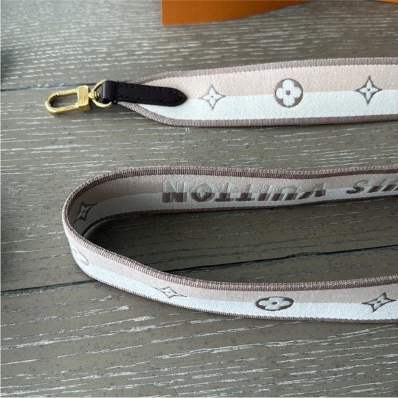 LOUIS VUITTON
Jacquard Speedy Bandouliere 20
Shoulder Strap Beige Brown - Picture 5 of 6